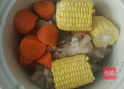 玉米排骨汤的做法图解2