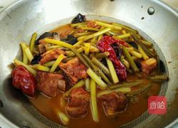 蒜苗炖排骨的做法图解13