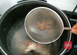 胡萝卜玉米炖筒骨汤的做法图解3