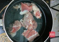 桂圆肉红枣煲猪骨的做法图解2