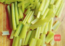 芹菜炒鱼豆腐的做法图解1