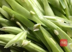 肉末炖扁豆的做法图解1