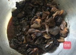 黑木耳拌魔芋结的做法图解3
