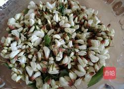 槐花炒鸡蛋的做法图解1