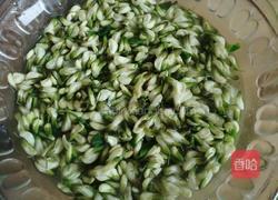 槐花炒鸡蛋的做法图解2