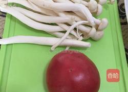 番茄炒海鲜菇的做法图解1
