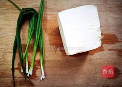 「Cathy边吃边营养」小葱拌豆腐的做法图解1