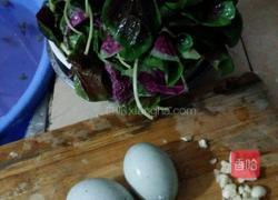 苋菜炒皮蛋的做法图解1