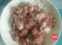 肉片炒蒜薹的做法图解1