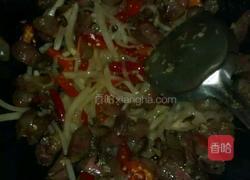 酸菜煮腊肠的做法图解3