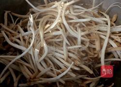 油炸茶树菇的做法图解3