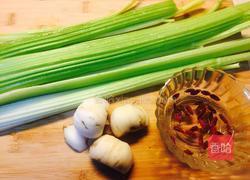 西芹炒百合的做法图解1