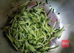 凉拌黄瓜粉丝的做法图解2