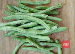 肉丁炒豆角的做法图解1