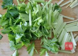 西芹木耳的做法图解2