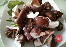 香菇胡萝卜炒肉片的做法图解2