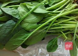 凉拌蒜末菠菜的做法图解1