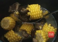 香菇玉米排骨汤的做法图解5