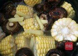 香菇玉米排骨汤的做法图解4