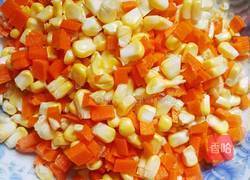 腊肠胡萝卜玉米粒的做法图解3
