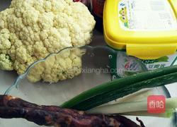香肠炒菜花的做法图解1