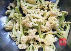 香腸炒菜花的做法圖解2