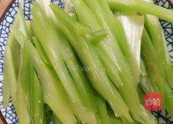 鸡蛋炒芹菜的做法图解1