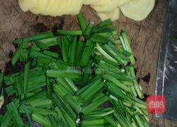 韭菜煮洋芋片的做法图解1