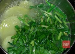 韭菜煮洋芋片的做法图解3
