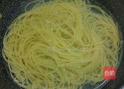 洋葱酱炒意粉的做法图解4