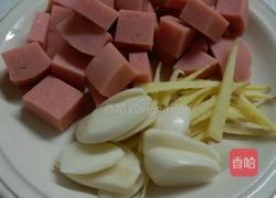 豌豆炒火腿的做法图解2