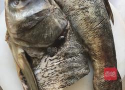 铁锅炖胖头鱼的做法图解2