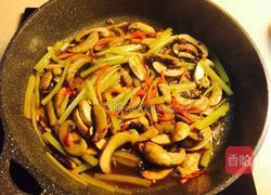 口蘑炒西芹的做法图解13