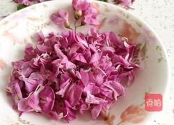 粉色洋槐花鸡蛋饼的做法图解1