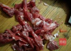 胡萝卜炒肉的做法图解1
