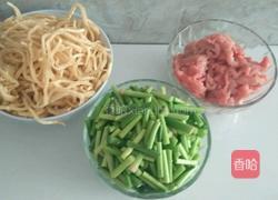 肉丝蒜苔炒饼的做法图解1