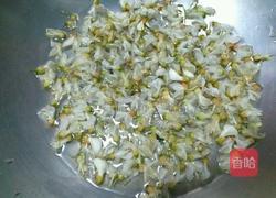 槐花炒鸡蛋的做法图解2