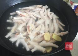 酸辣鸡脚的做法图解2