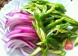 洋葱辣椒炒豆腐卷的做法图解2