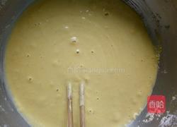 玉米面蛋黄小饼子的做法图解3