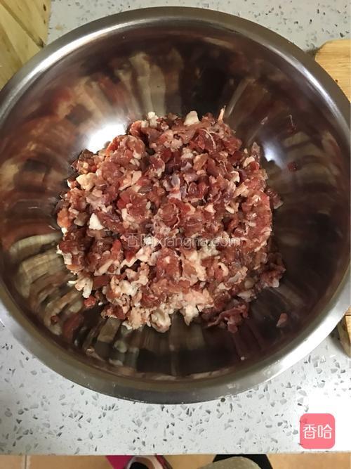 把羊肉切小块（不要用绞肉机绞，要用手工切的菜好吃）