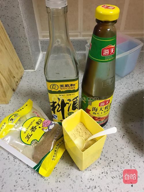 放入调料搅拌