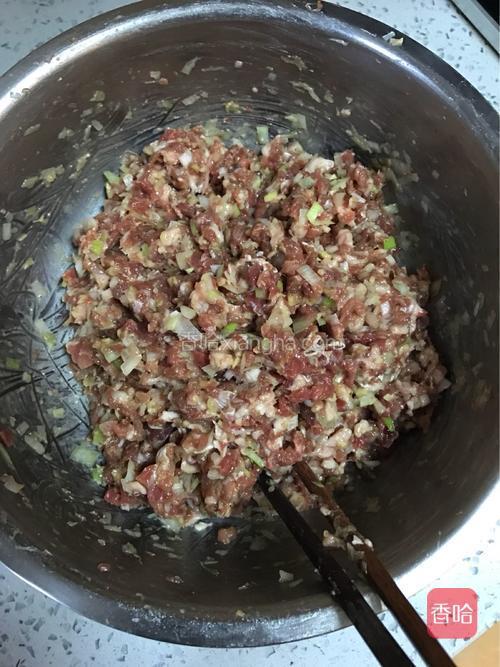 已经拌好的馅儿，放置十五分钟