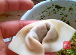 Illustration of how to make celery and pork wontons 9