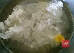 雪梨银耳羹的做法图解3