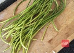 蒜台炒鸡蛋的做法图解1