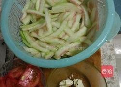 西瓜皮炒西红柿的做法图解2