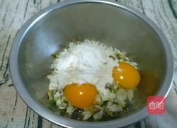 槐花鸡蛋饼的做法图解2