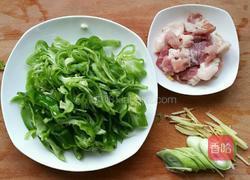 辣椒炒肉的做法图解1