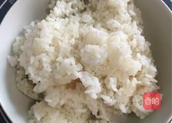 腊肠蛋炒饭的做法图解1